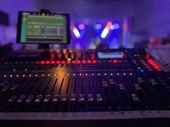 Allen &health QU-16 powered mixer